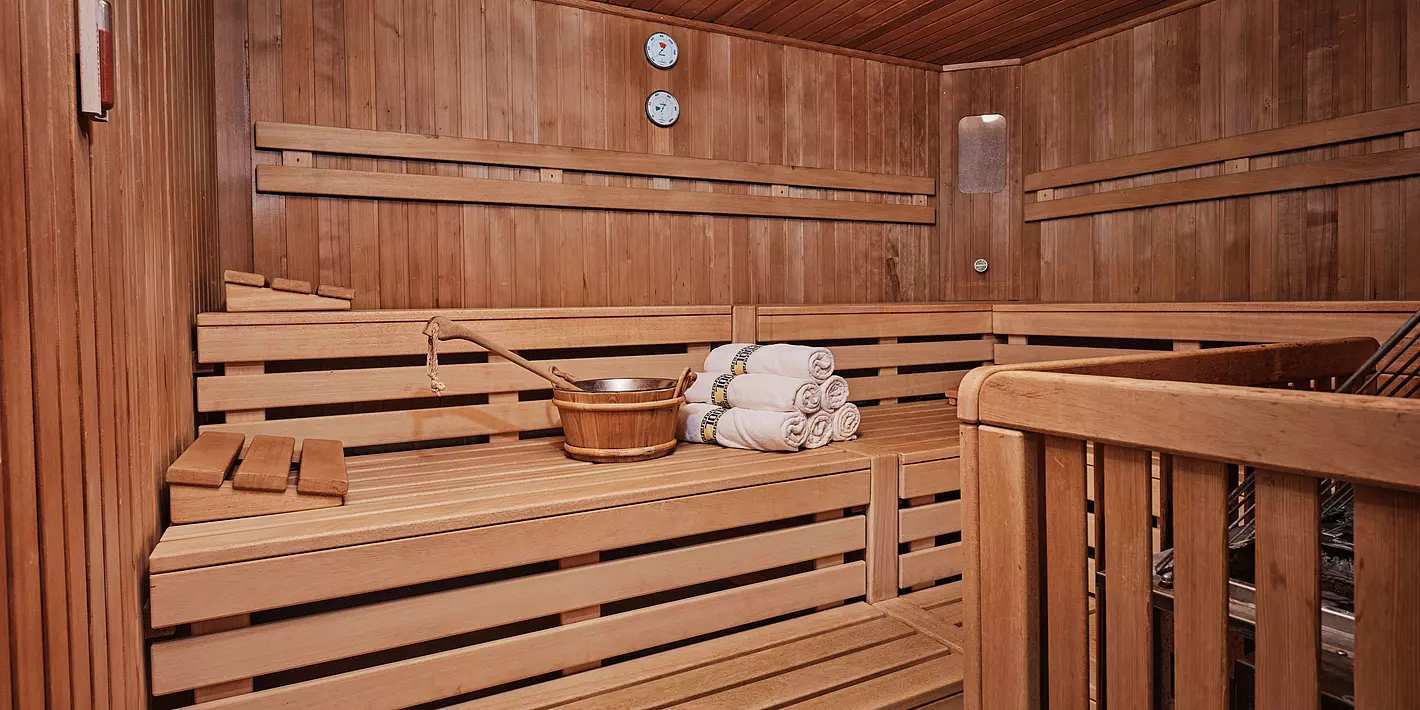 Sauna aus Holz mit Aufguss, Holzpolstern, Handtücher 