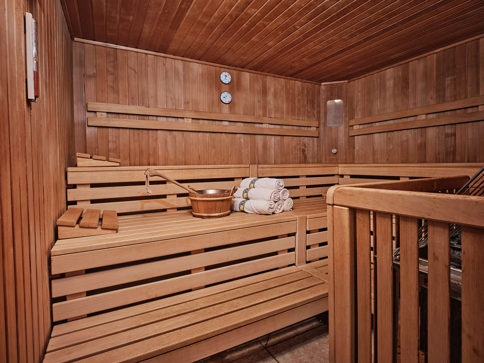 Sauna aus Holz mit Aufguss, Holzpolstern, Handtücher 