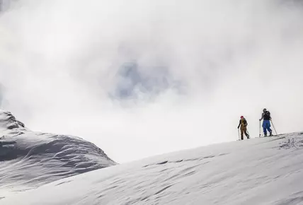 Zwei Skitourengeher im Gelände auf dem Weg zum Gipfel
