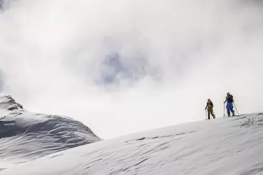 Zwei Skitourengeher im Gelände auf dem Weg zum Gipfel