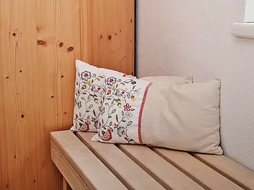 Detailaufnahme von zwei Polstern im Wellnessraum mit Blumenmuster und beige