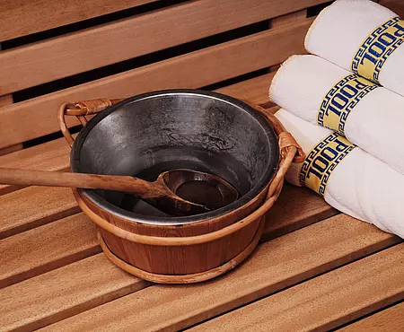 Detailaufnahme Eisenkübel und Handtücher in einer Sauna