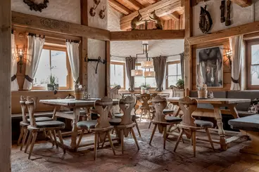 Restaurant mit Holzeinrichtung und vielen Sitzmöglichkeiten 