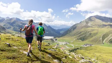 Zwei Wanderer auf dem Weg ins Tal
