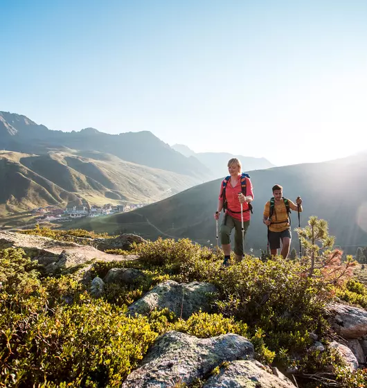 Zwei Wanderer bei Sonnenschein