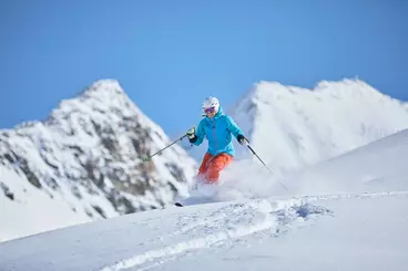 Skifahrerin im Gelände bei Pulverschnee 